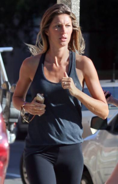 Gisele Bndchen fa jogging per le strade di Boston. Secondo Forbes  la modella pi pagata al mondo, in testa alla speciale classifica da ben otto anni consecutivi (Olycom)
